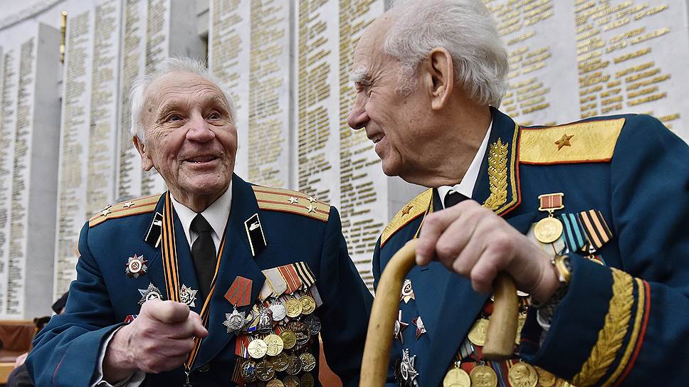 Белорусские делегаты -- полковник Виктор Костко и генерал Александр Фень -- чувствуют себя на Поклонной, как дома 