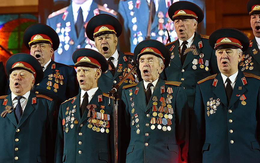 А вот в хоре им. Григория Новикова песни военных лет исполняют сами ветераны 