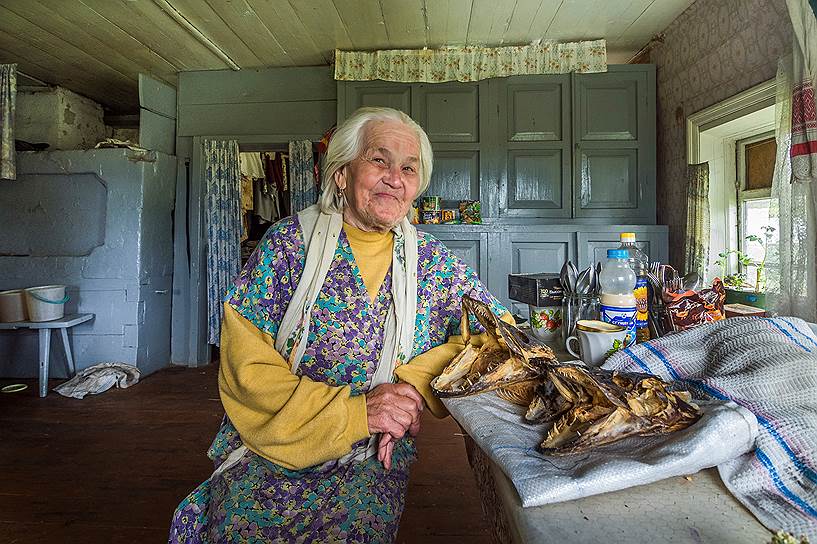 Валентина Сивцева из деревни Поромское и ее трофеи -- головы щук, которых она сама выловила