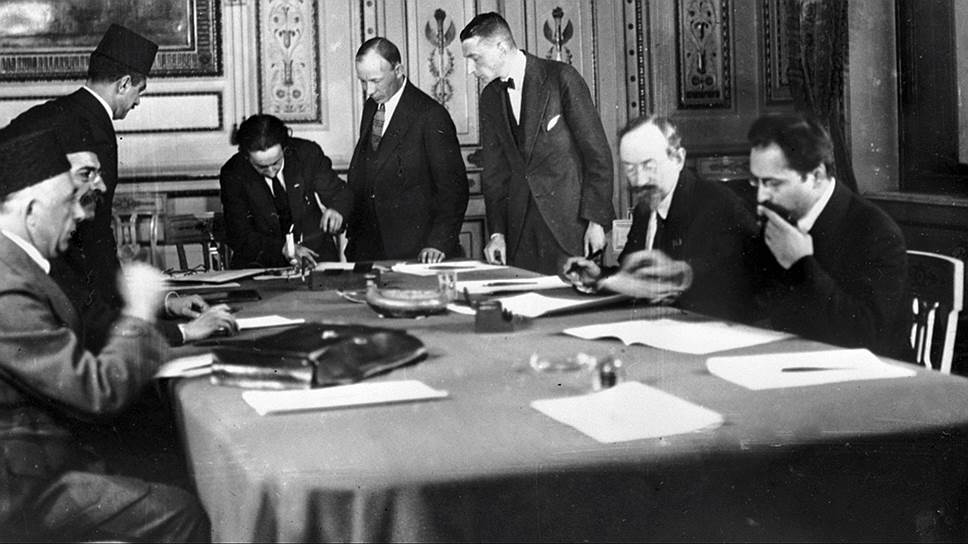 Наркоминдел Чичерин (2-й справа) подписывает договор о &quot;дружбе и братстве&quot; с Турцией 