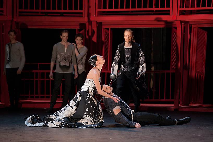 &quot;Ромео и Джульетта&quot;, Театр оперы и балета, Екатеринбург (здесь и далее -- спектакли-номинанты на &quot;Золотую маску&quot;) 