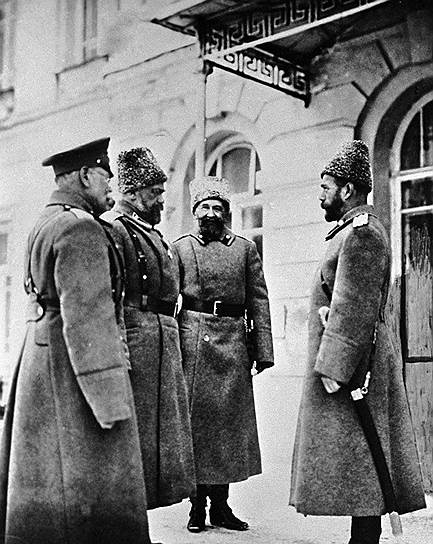 Николай II (справа) с генералами Михаилом Алексеевым, Алексеем Эвертом и Алексеем Поливановым (слева направо), в феврале 1917-го все они поддержали отречение царя

