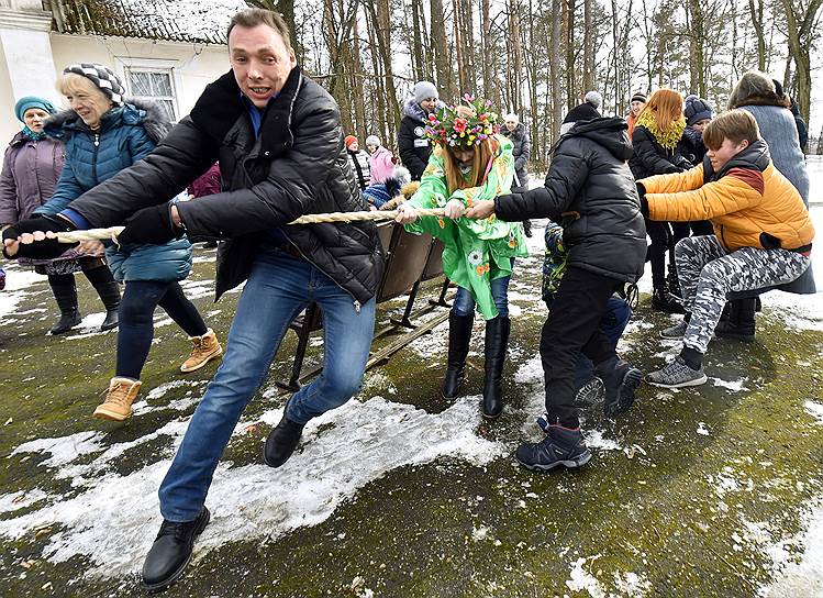 В поселке Опытная станция находится Сельскохозяйственный научно-практический институт. Здесь многие годы проводят эксперименты с почвой, изучают возможность ведения хозяйства&lt;br>На фото: гулянья на Масленицу на Опытной станции 