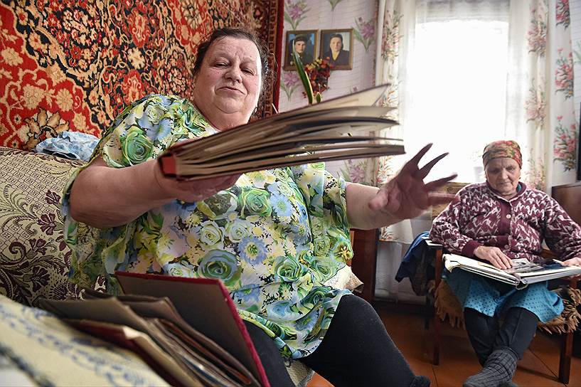 Жительница Деменки Алла Григорьевна не захотела покинуть родной дом после того, как в 1986 году село стало зоной отселения. «Как забрали у нас скотину в из-за радиации, так почти никто и не завел снова, когда разрешили. Им проще в Брянск да Москву ездить, а не здесь скотниками работать. Так что я уж не верю, что от постановлений здесь что-то изменится», — говорит она