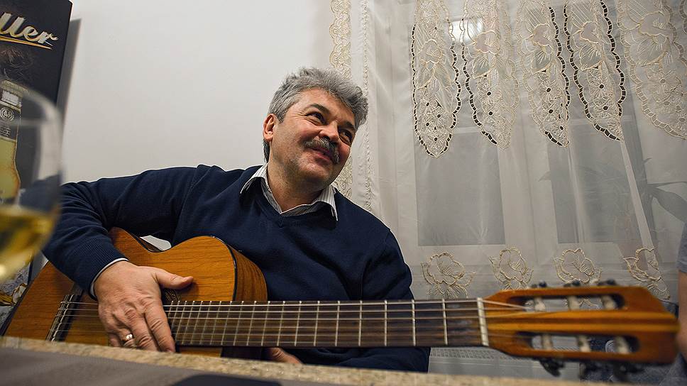 В редкие минуты отдыха Сергей Леонтьев поет под гитару Талькова и группу «Воскресенье»