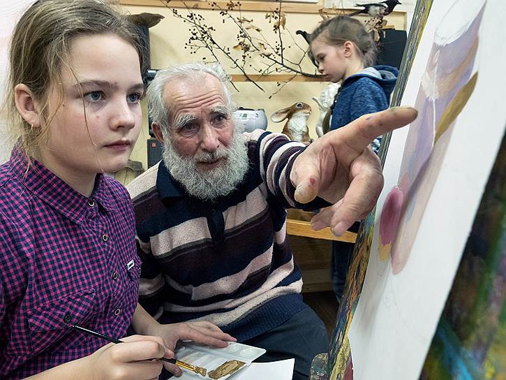 Николая Сажина иногда приглашают на мастер-классы в художественную школу Тотьмы. Художник объясняет девушке, как добиться нужного цвета