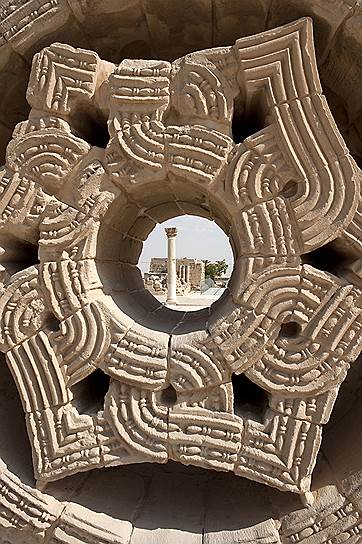 Иерихон пережил много расцветов, о последнем из них -- раннеисламском напоминают руины дворца халифа Хишама 