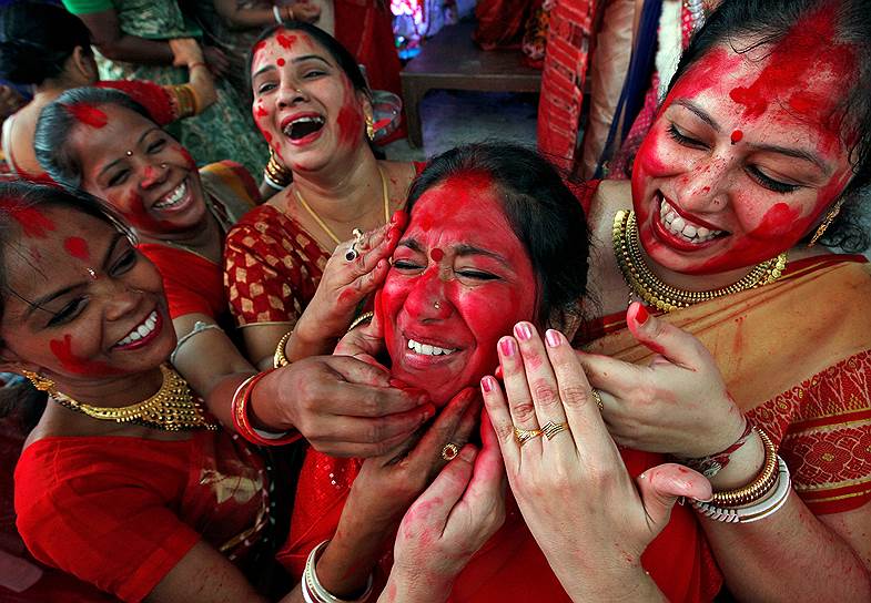 Традиционная для индусов красная точка на лбу теперь стала еще и символом &quot;восстановления идентичности&quot;  
