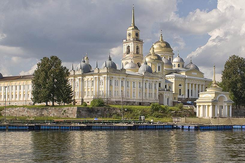 Столобный остров (озеро Селигер), мужской монастырь Нило-Столобенская пустынь 
