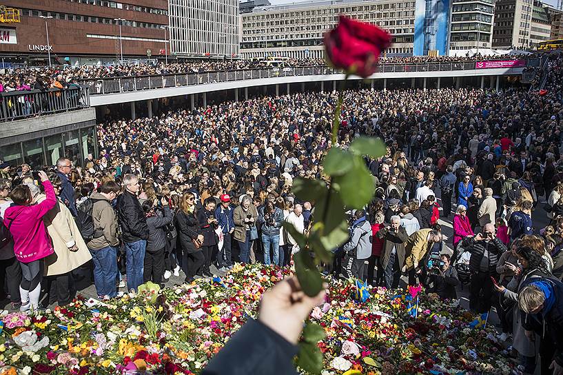 Почтить память погибших в теракте 7 апреля на площадь Сергельсторг в Стокгольме пришли десятки тысяч  
