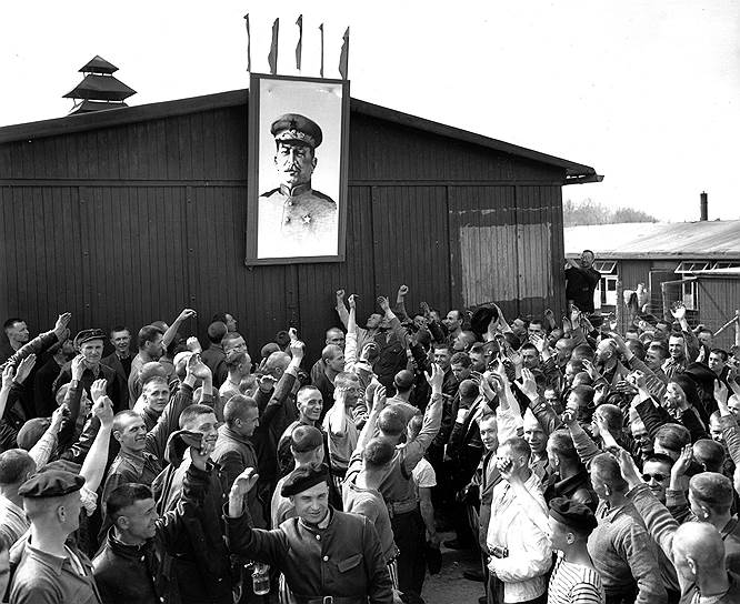 Американцы освободили Бухенвальд в апреле 1945-го. Для советских военнопленных, оставшихся в нем на неопределенный срок, повесили портрет Иосифа Сталина 