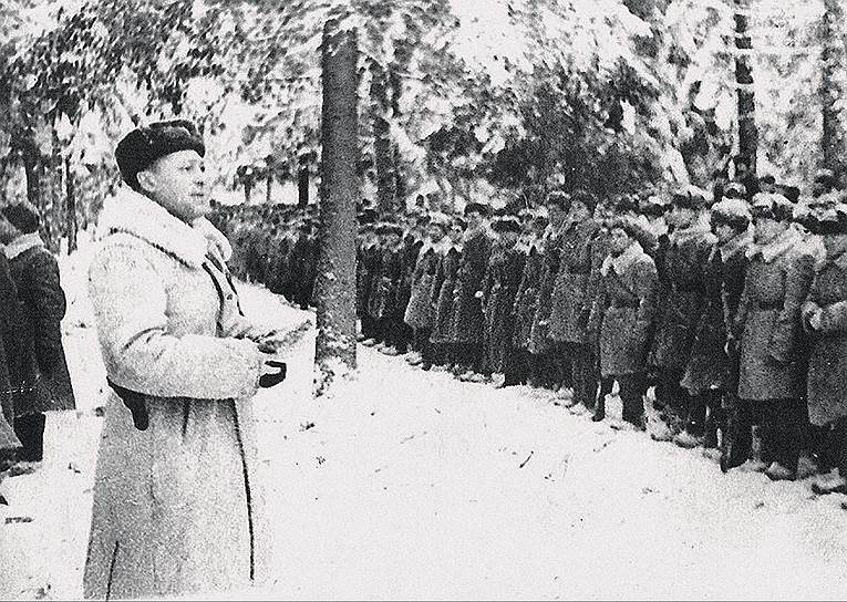 Генерал Павлов обращается к бойцам перед боем 
