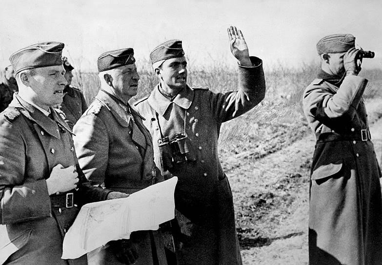 Фельдмаршалу Манштейну (на фото второй слева) фюрер приказал уничтожить корпуса Павлова  
