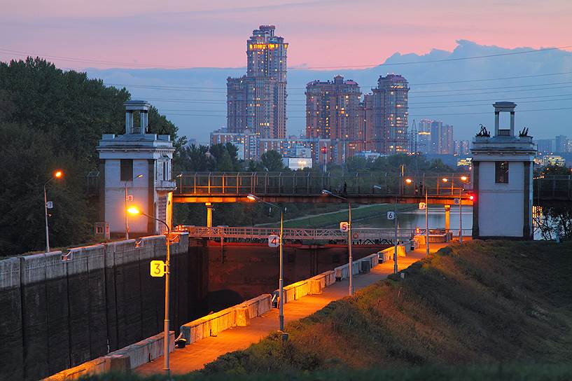 За десятилетия, прошедшие с открытия канала, Москва успела заметно поменяться (на фото — нижние ворота шлюза N 8 на фоне столичных новостроек) 