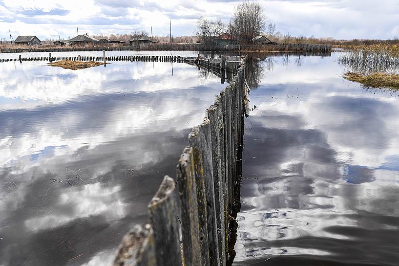В Новосибирской области чрезвычайная ситуация не объявлена. Но, например, село Пихтовка Колыванского района превратилось в озеро после подъема воды в реке Баксе 