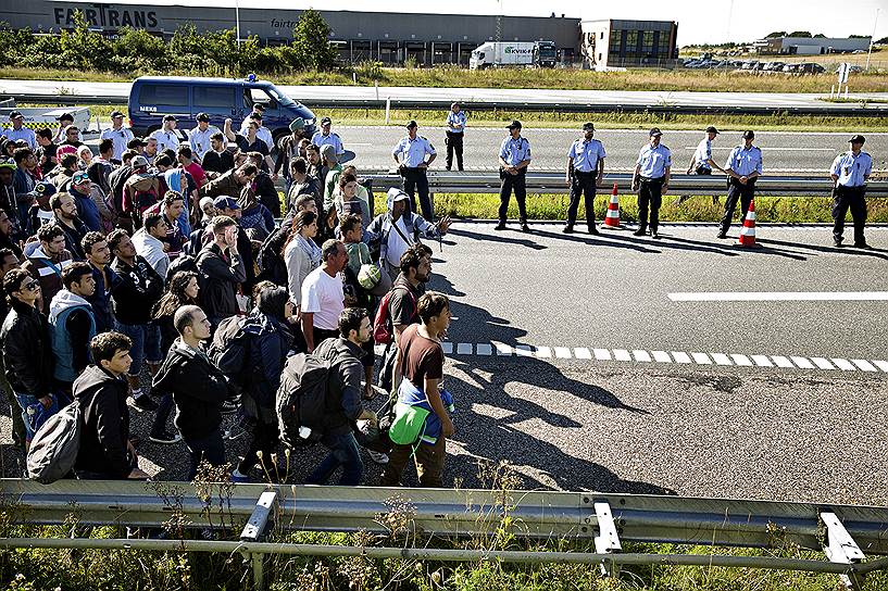 Очередь в Данию на границе с ФРГ год назад. Многие из этих беженцев следом встанут в очередь за пособиями 
