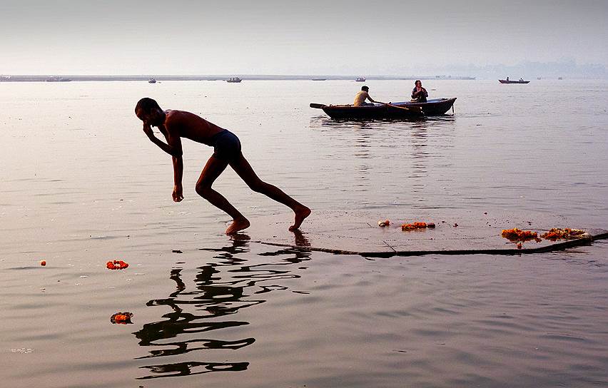 В Индии река Ганг женского рода — Ганга. Для миллиарда индийцев она богиня-мать&lt;br>На фото: мужчина во время утреннего омовения в священных водах 