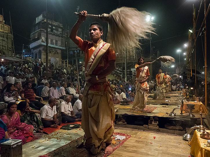 Аарати — вечернее служение Ганге. Это продолжение древней ведической церемонии подношения божествам ритуального огня. Суть церемонии: выражение любви, смирения и благодарности за жизнь всех живых существ 