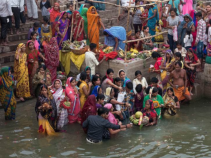 Каждое утро женщины и мужчины совершают ритуальные омовения в Ганге. В большинстве домов водопровода нет. Поэтому кроме религиозной пользы, это еще и единственная возможность помыться  