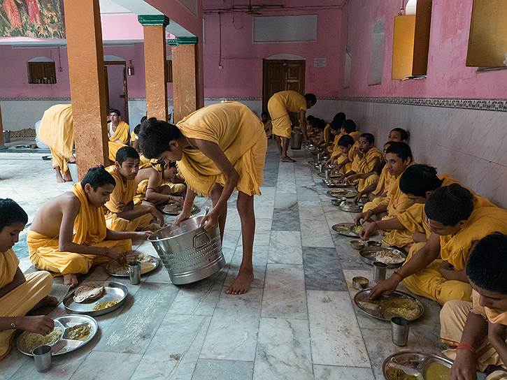 Ученики школы санскрита при храме Шри Рама во время обеда