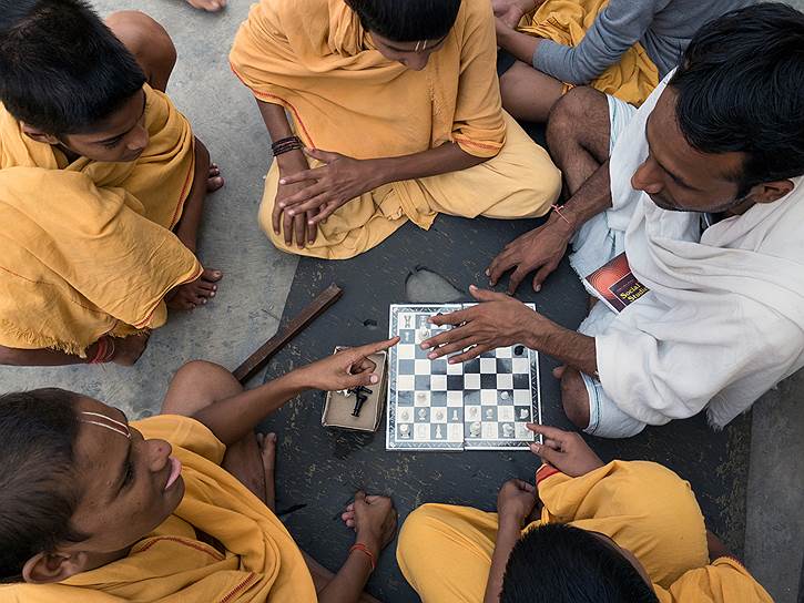 В свободное от учебы время ребята играют в шахматы, нарды