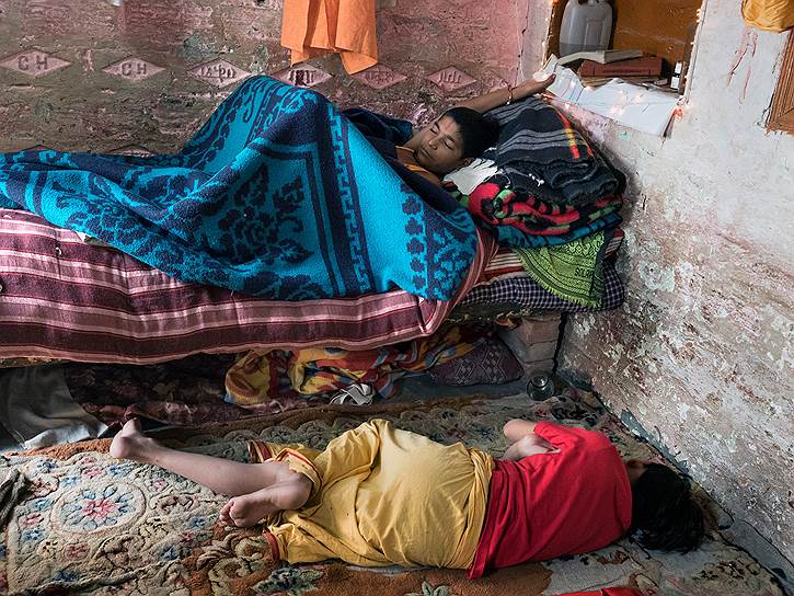 Дети в школе Шри Рама днем спят 