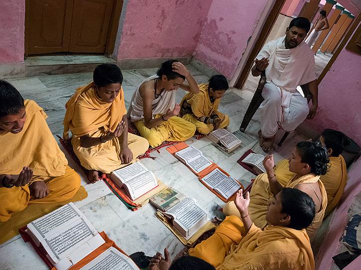 Дети заучивают священные тексты на санскрите 