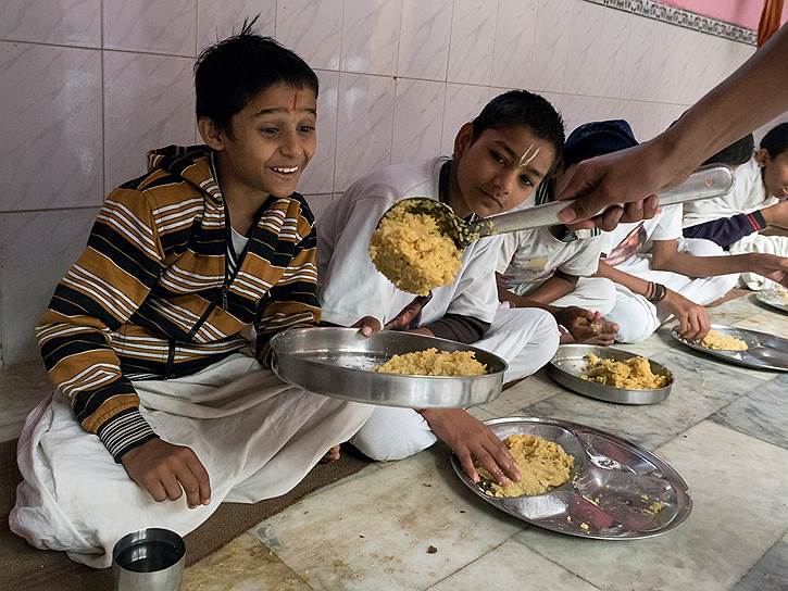 В Индии едят сидя на полу и руками. Вечером по традиции первая лепешка — корове. Дети выбегают на улицу и отдают хлеб первой попавшейся