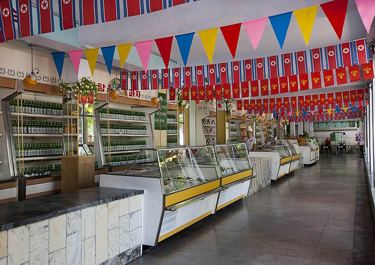 Эрик Лаффорг. &quot;Пустой магазин в Пхеньяне, украшенный к национальному празднику. 2011 год&quot;