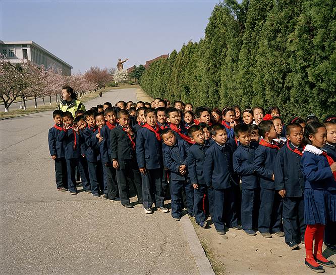 Мартин Парр / Magnum Photos. &quot;Северная Корея. Пхеньян. Школьники возвращаются с Мансудэ. 1997 год&quot; 