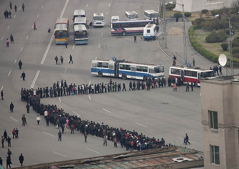 Эрик Лаффорг. &quot;Люди, стоящие в очереди на троллейбус после работы. Площадь Ким Ир Сена. 2011 год&quot; 