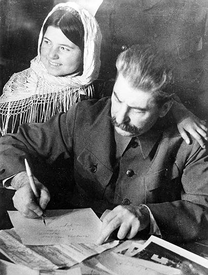 Снимок 1935 года: Сталин работает с документами. Рядом с ним участница совещания стахановцев хлопковых полей Мамлакат Нахангова