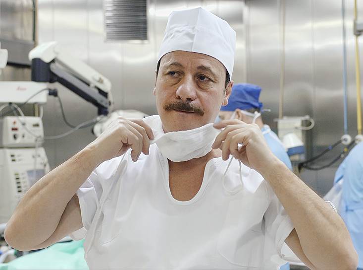 Профессор Христо Тахчиди готовился к имплантации бионического глаза два года. Он стал первым в России хирургом, выполнившим столь сложную операцию 