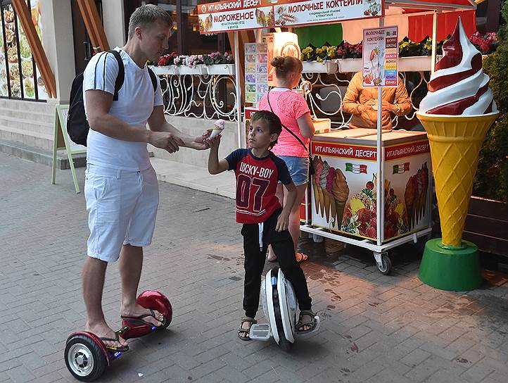 Электротранспорт москвичи осваивают целыми семьями: отец на гироскутере, сын на моноколесе 