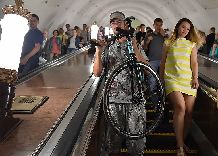 Обычные, не складные велосипеды возить в метро категорически запрещено, но многие умудряются обойти запрет 