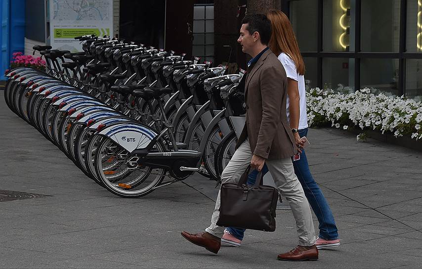 Велопрокат в Москве развивается, а вот новых велодорожек в городе не строят