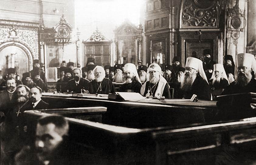 Заседание поместного собора в здании Московского епархиального дома. Патриарх Тихон — третий справа в первом ряду 
