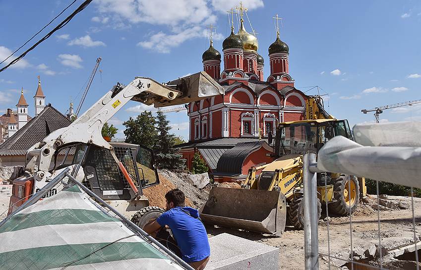 В ансамбль Зарядья вписали несколько старинных церквей. В их числе — храм великомученицы Варвары и собор Иконы Божией Матери &quot;Знамение&quot; в Знаменском монастыре 
