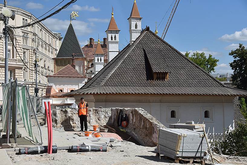 К открытию парка решено облагородить Варварку. Правда, два старинных дома на ней по ходу стройки снесли