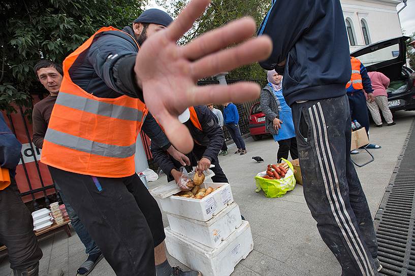 Век назад у стены Китай-города были почти трущобы с бедными лавчонками. Стройка исторический контекст возродила: на том же месте возник стихийный рынок с самсой и газировкой для рабочих 
