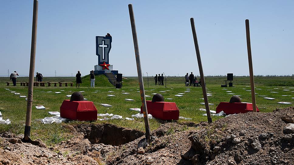 Поиск и захоронение пропавших без вести солдат продолжается. Церемония перезахоронения останков 40 советских воинов у поклонного креста на Перекопском валу 
