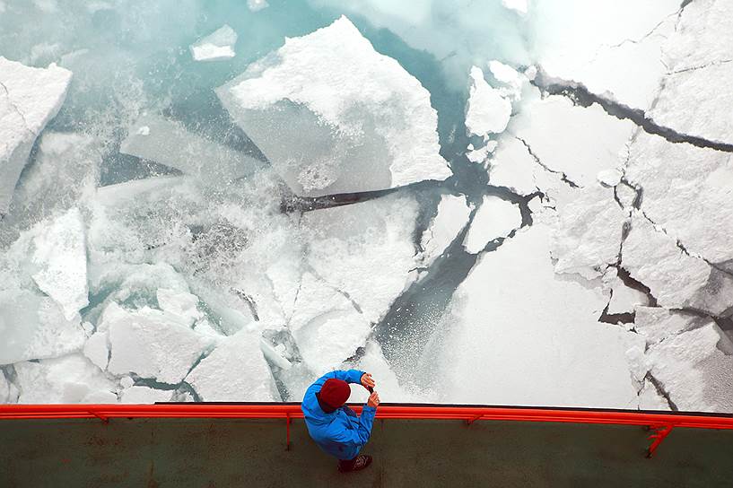 Больше всего участников экспедиции поражает лед: из-за вкрапления водорослей он бывает не только белый (на фото), но и самых разных цветов — от синего до красного  
