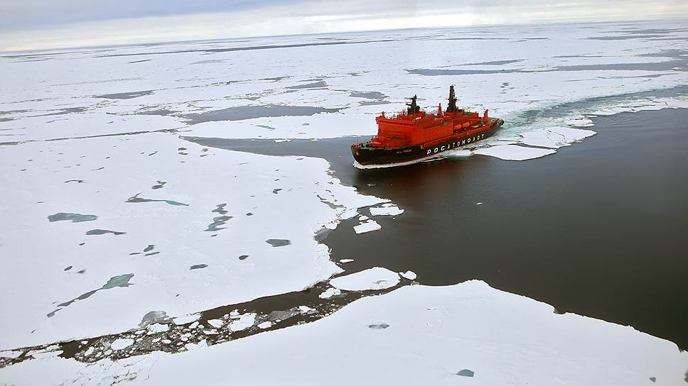 Ледокол &quot;50 лет Победы&quot; прошел путь от Мурманска до Северного полюса всего за 79 часов -- почти в два с половиной раза быстрее, чем &quot;Арктика&quot; 40 лет назад. Сегодня атомоходы выбирают кратчайшие пути через открытую воду и более пористые толщи льда 
