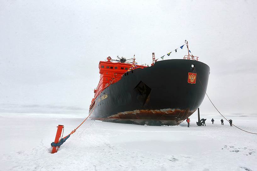 Гигант весом 26 тысяч тонн способен ломать 2,5-метровые льды Северного Ледовитого океана  
