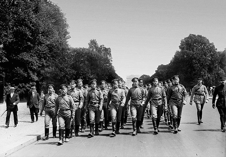 Май 1916-го. Русская пехота на Елисейских Полях в Париже по дороге на фронт 
