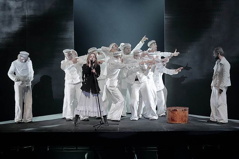 На сцене Александринки — революционный концерт по пьесе Вишневского 
