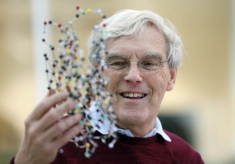 Ричард Хендерсон из Великобритании вместе с коллегами получил премию по химии — за разработку криоэлектронной микроскопии, позволяющей заполнить темные места на биохимических картах. Вглядываться в невидимое ему не привыкать 

