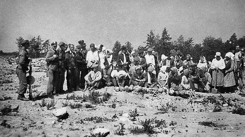 Польские крестьяне, перекапывающие территорию лагеря Треблинка в поисках золота и драгоценностей. Фото из &quot;Газеты Выборчей&quot; 
