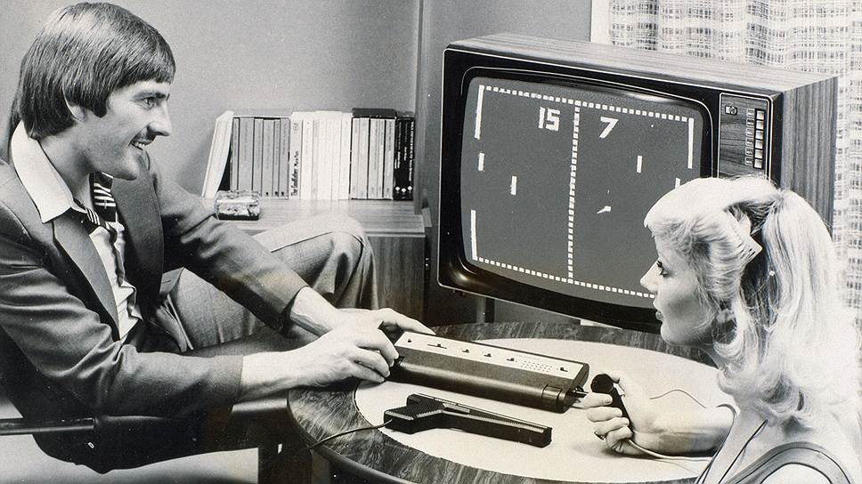 На этой фотографии ностальгию вызывает все: и костюмы с прическами, и старый добрый телевизор, и, конечно, сама игра Pong — первая видеоигра в мире, добившаяся финансового успеха 
