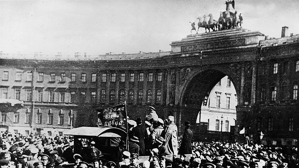Большевики выступают перед многотысячным митингом рабочих и солдат на Дворцовой площади 
